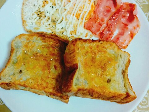 デニッシュとベーコンエッグの朝食プレート